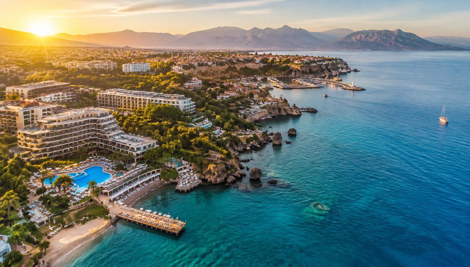 Antalya kıyıları ve turizm tesisleri